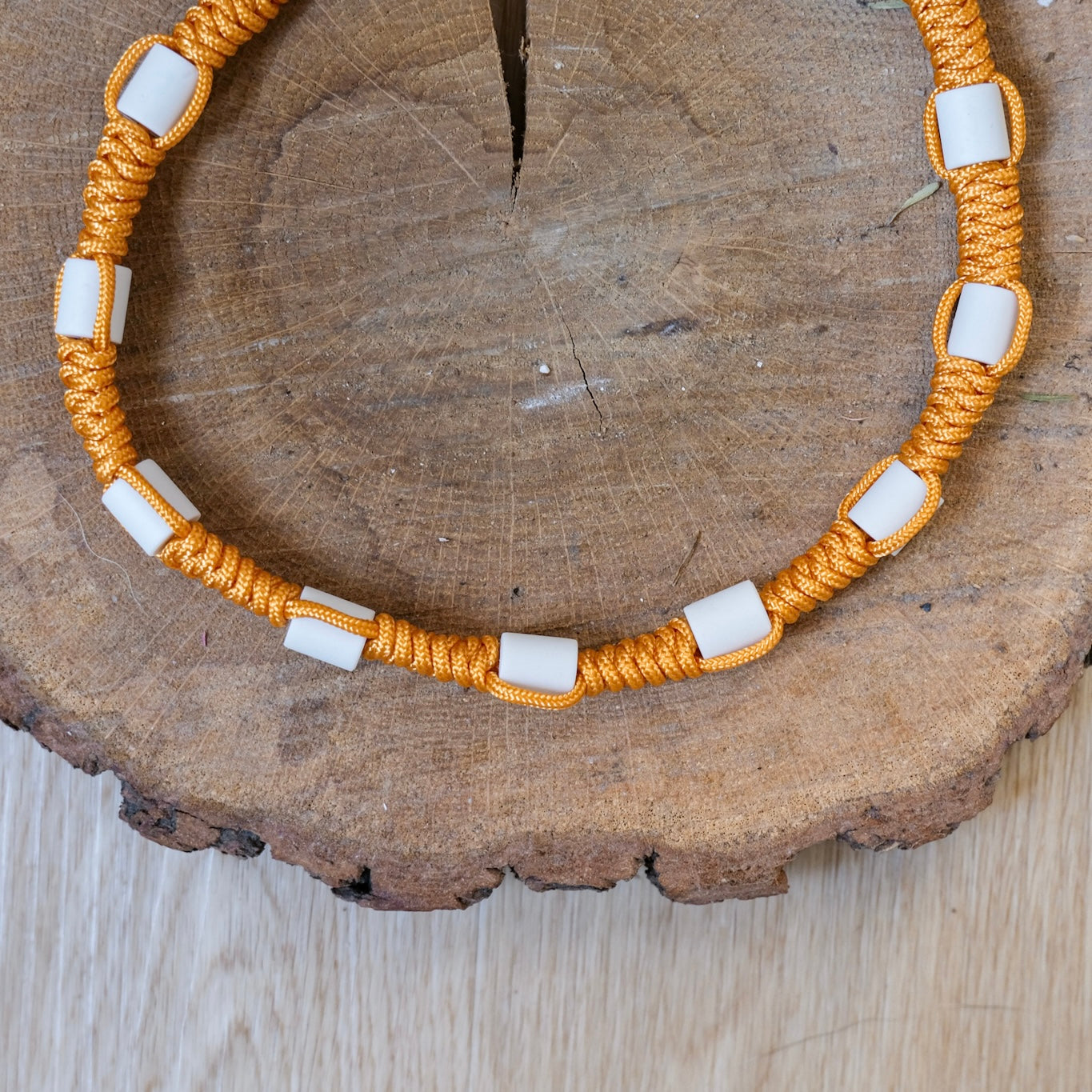 Přírodní obojek proti klíšťatům z paracordu / žlutý (35cm obvod)